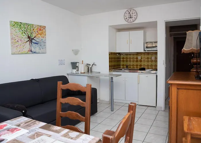 Апартаменты Cosy Au Lavandou Avec Parking, A Deux Pas De La - Fr-1-803-78 Ле-Лаванду